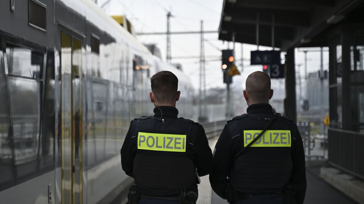 Nach einem Vorfall in einem Regionalexpress nach Bremerhaven ermittelt die Bundespolizei und sucht Zeugen. Foto: Katharina Kausche/dpa