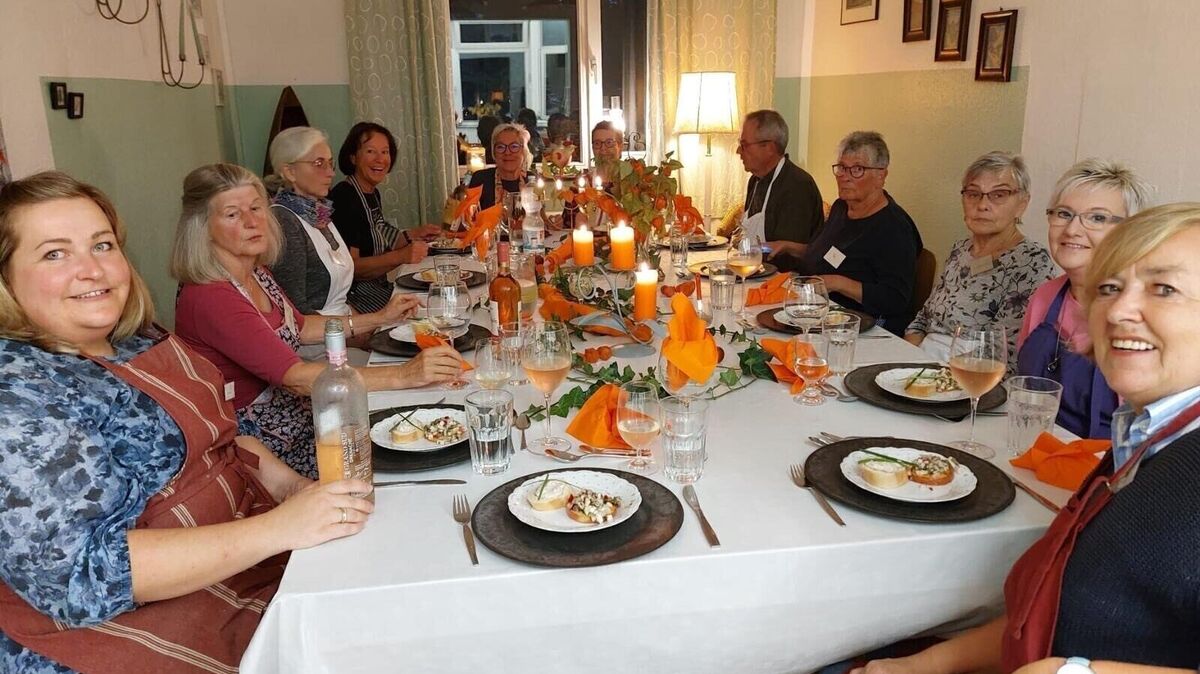 Ein Abend voller Gemeinschaft: Die Kochgruppe in Hemmoor vereint Generationen und Geschichten am festlich gedeckten Tisch. Foto: Kochgruppe Hemmoor