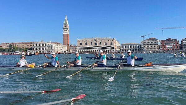Zwischen Applaus und Gänsehaut: Otterndorfer Olympionike rudert durch Venedig