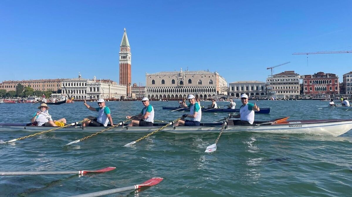 Olympioniken auf Abenteuerkurs: Andreas Reinke und seine Crew genießen die einzigartige Atmosphäre der Vogalonga in Venedig, während sie an den historischen Kulissen der Lagunenstadt vorbeirudern. Foto: Reinke privat