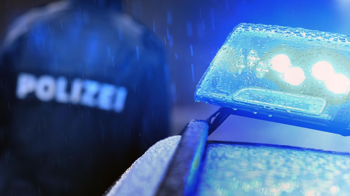 Auf der A27 in Höhe der Anschlussstelle Bremerhaven-Geestemünde hat sich am Dienstagabend ein tödlicher Unfall ereignet. Foto: Hildenbrand/dpa