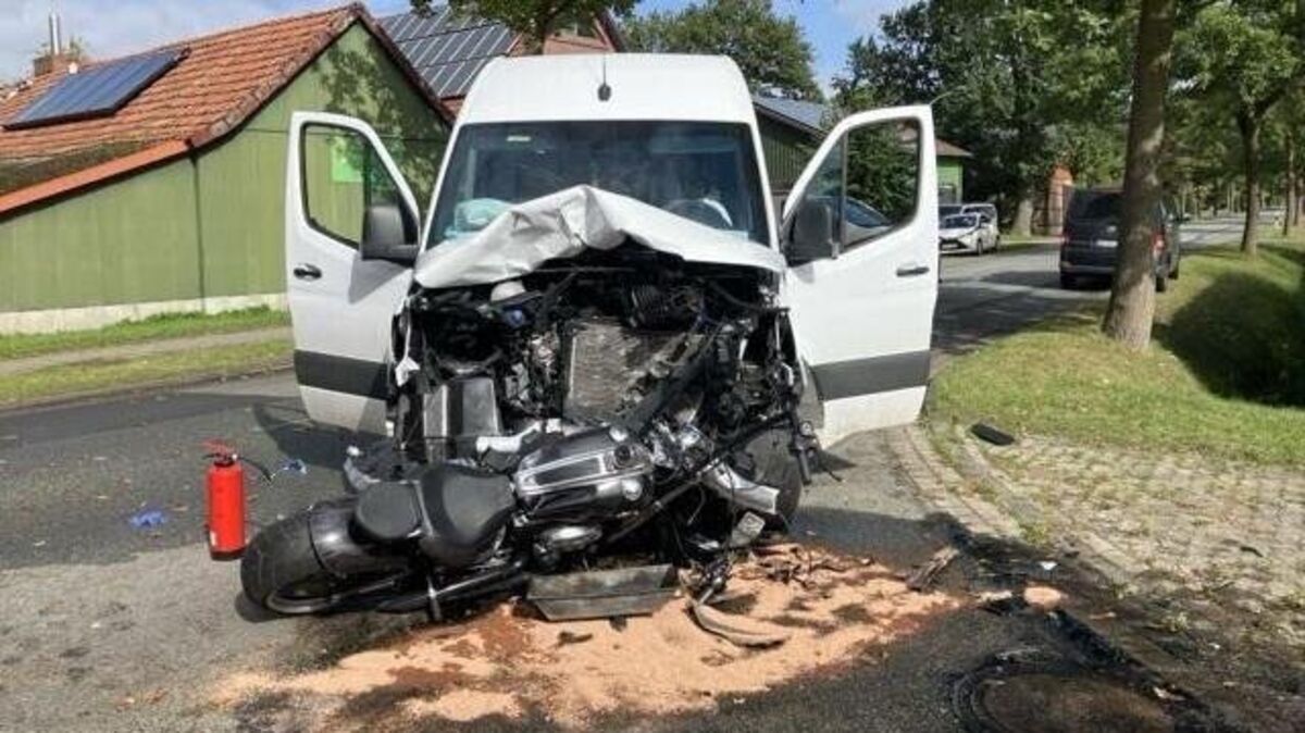 Das Motorrad wird bei dem Unfall in Ahlerstedt im Motorblock eines Transporters eingeklemmt. Foto: Polizei