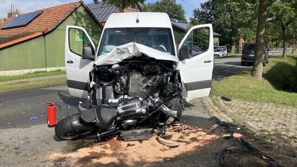 Motorradfahrer stirbt bei schwerem Unfall im Kreis Stade: Soziusfahrerin verletzt