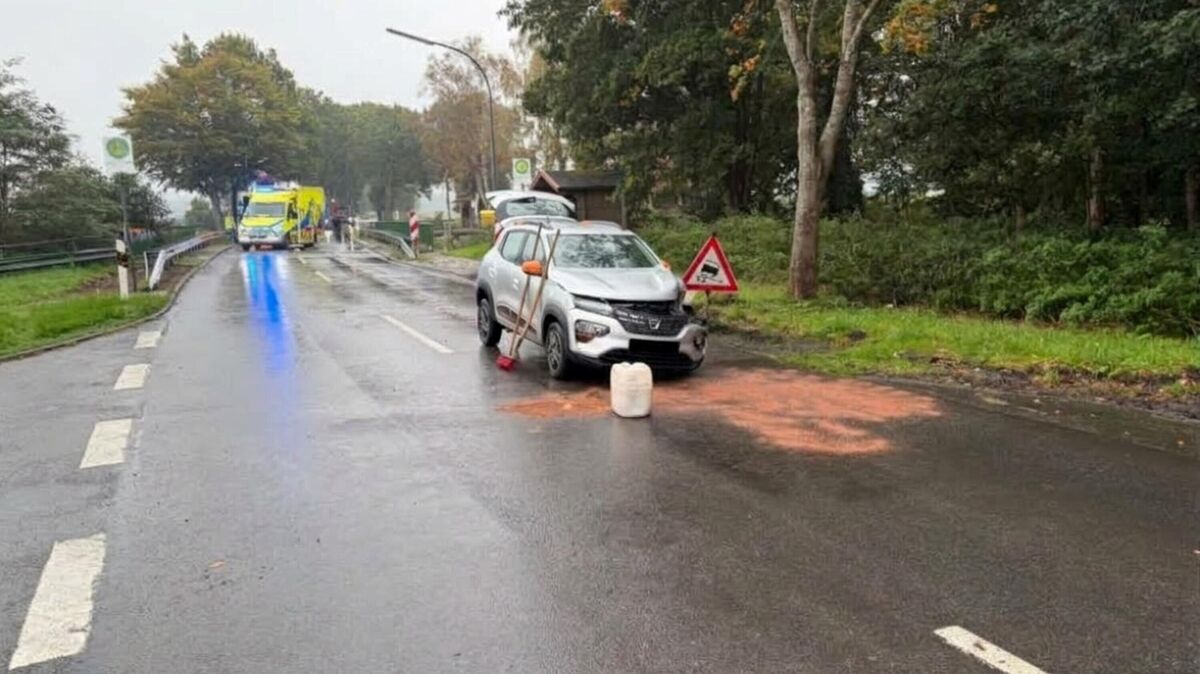 Nach dem Unfall im Einmündungsbereich Bülkau-Aue wurde die K21 während der Rettungs- und Aufräumarbeiten voll gesperrt. Im Vordergrund steht der beschädigte Dacia, der später abgeschleppt werden musste.