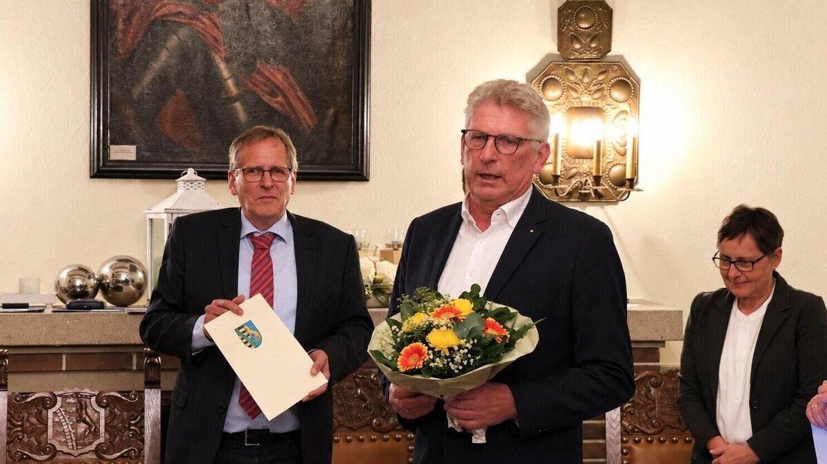 Abschied nach drei Jahrzehnten: Frank-Uwe Strüning wird als „Ehrenratsherr der Stadt Otterndorf“ für seine langjährige kommunalpolitische Arbeit geehrt. Foto: Mangels
