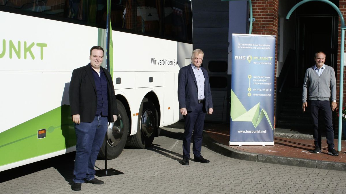Hendrik Ehlers, "Buspunkt"-Standortleiter in Beverstedt und "Buspunkt"-Geschäftsführer Klaus Ehlers mit Bernd Lührs, dem ehemaligen Geschäftsführer von Primo Reisen und künftigem Standortleiter von "Buspunkt" in der Wingst. Foto: Ehlers/Buspunkt