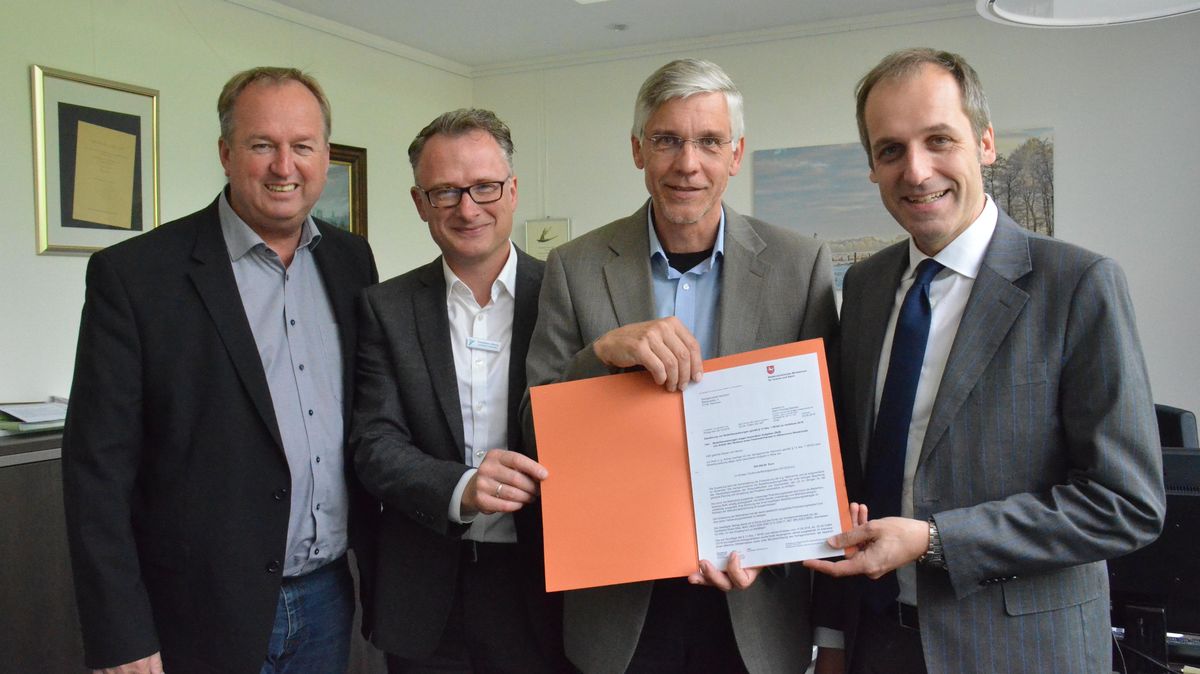 Alexander Götz (r.) übergab im Auftrag des niedersächsischen Innenministeriums den Förderbescheid an Samtgemeindebürgermeister Dirk Brauer (2.v.r.). Mit dabei waren auch der Cuxhavener SPD-Landtagsabgeordnete Uwe Santjer (l.) und der Finanzdezernent des Landkreises Cuxhaven, Friedhelm Ottens. Foto: Schröder