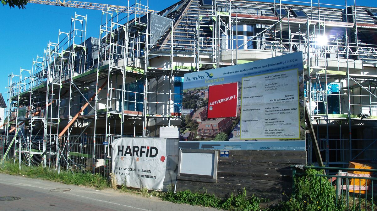 Direkt neben der Baustelle für das Projekt "BeAdd 53 Grad Nord" liegt die Baustelle "Nordsee Garden". Unser Foto zeigt eine Aufnahme aus August 2022. Auf der Baustelle in Döse der Firma "Harfid" tut sich aktuell nicht viel. Archivfoto: Bohlmann-Drammeh