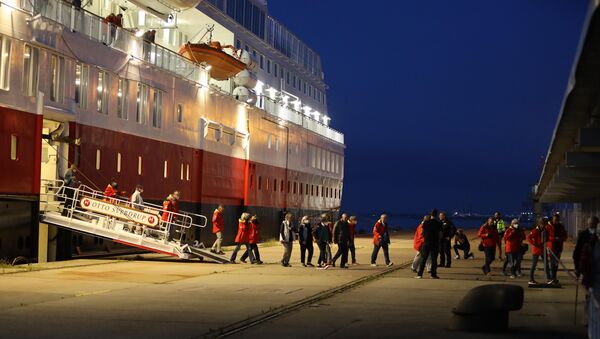 Hurtigruten-Kreuzfahrtschiff legt in Cuxhaven an - an besonderer Pier