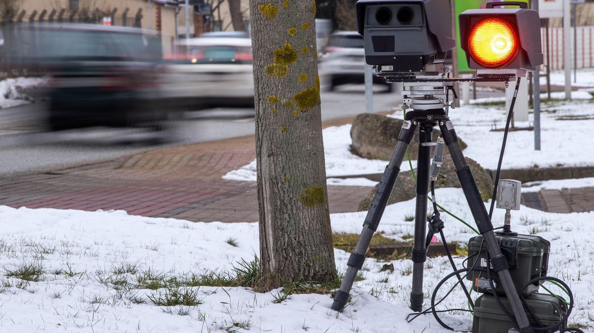 Der rote Blitz einer mobilen Geschwindigkeitsmessung der Verkehrsüberwachung löst bei einer Kontrolle in einer Ortschaft aus. Weil mobile Blitzgeräte des Herstellers Leivtec zum Teil gravierende Ungenauigkeiten aufweisen, sind sie vorerst aus dem Verkehr gezogen worden. Auch der Landkreis Cuxhaven verzichtet auf den Einsatz dieser Geräte und bemüht sich derzeit um Ersatz. Foto: Büttner/dpa