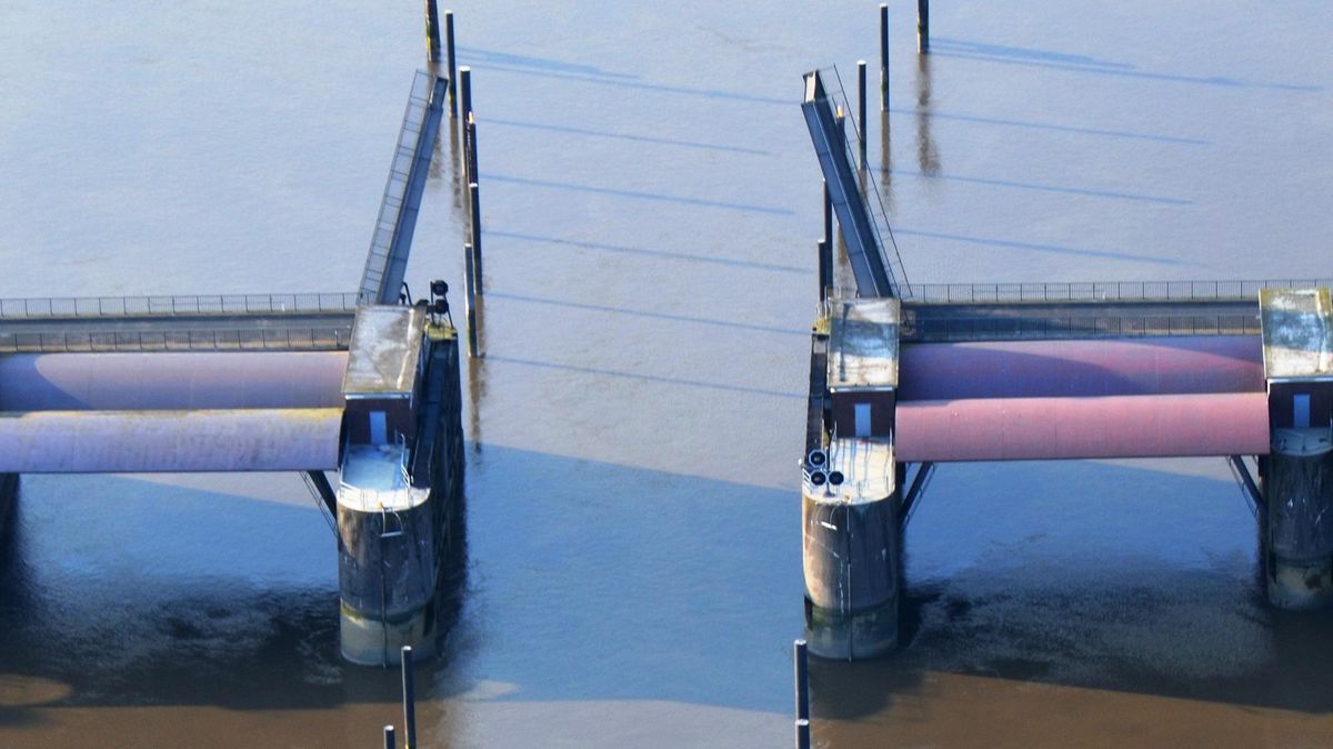 Geöffnete Klappbrücke beim Oste-Sperrwerk. Vorerst wird die Brücke nur in eingeschränkter Weise schließen und damit für den Straßenverkehr zugänglich sein. Foto: Schröder