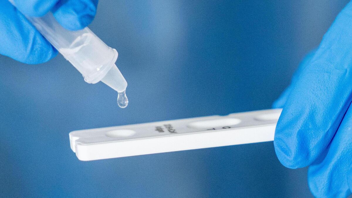 Trotz zahlreicher Neuinfektionen ist die 7-Tage-Inzidenz im Kreis Cuxhaven erneut leicht gesunken. Allerdings ist erstmals seit längerer Zeit im Kreis Cuxhaven wieder eine Person im Zusammenhang mit einer Corona-Infektion gestorben. Foto: Nietfeld/dpa