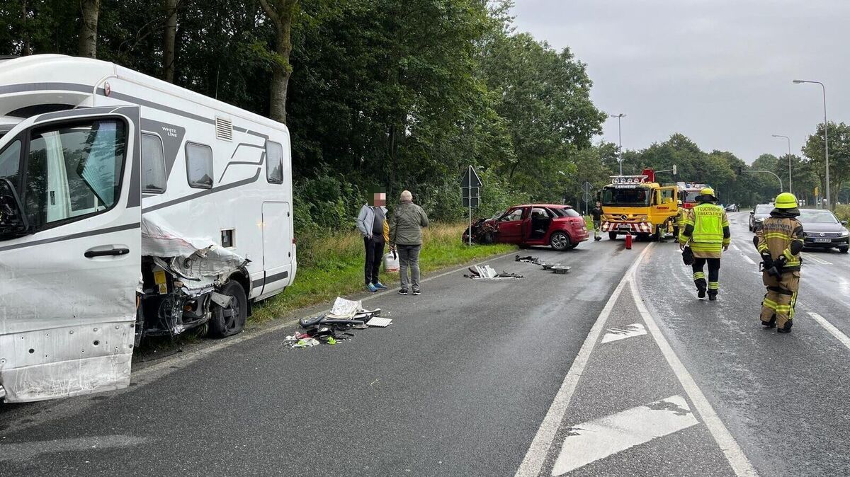 Während die Seite des Wohnmobils "aufgeschlitzt" wird, ist die Front des Pkw schwer beschädigt. Foto: Grell