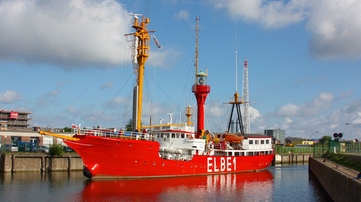 Seit Monaten liegt das Feuerschiff „Elbe 1“ schon im Neuen Fischereihafen in Cuxhaven. Foto: Archiv