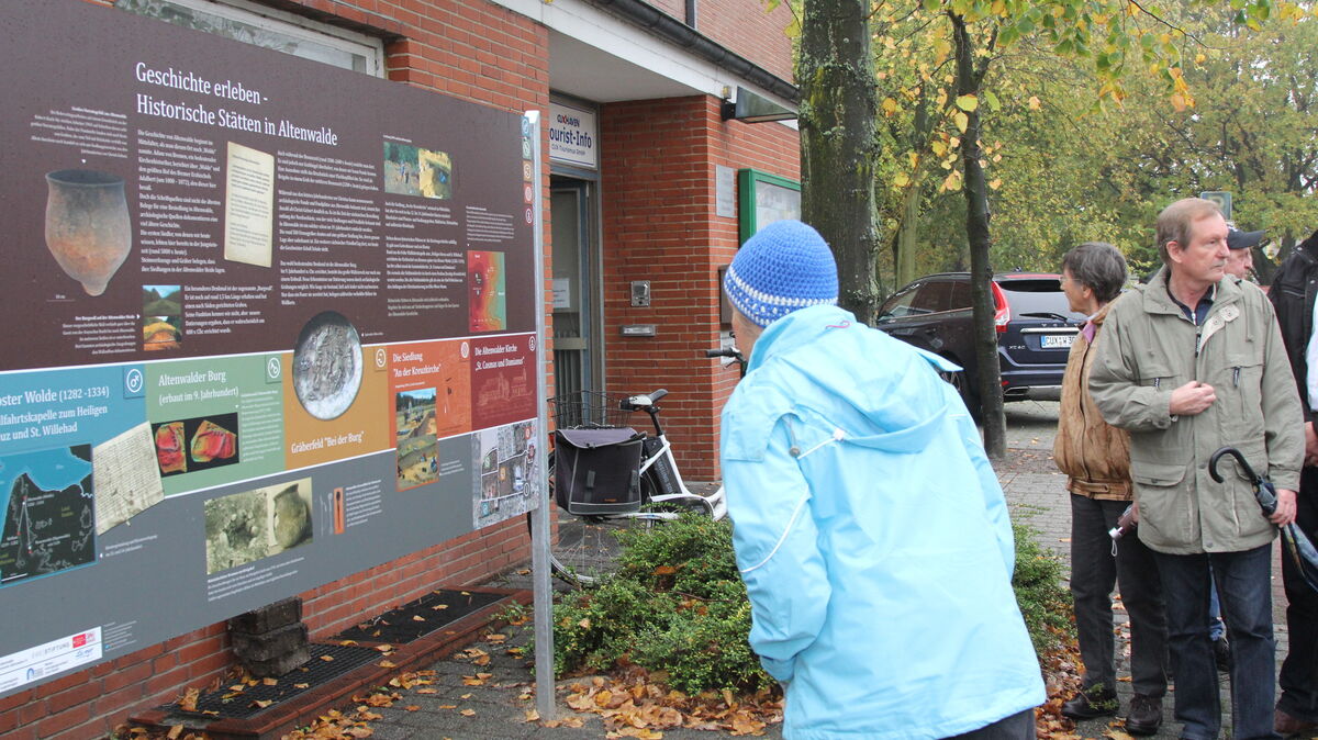 An der Verwaltungsstelle Altenwalde gibt es einige historische und touristische Informationen über den Stadtteil, der vor allem viele Stammgäste anzieht. Im Eingangsbereich befand sich einst die Touristeninformation. Foto: Reese-Winne