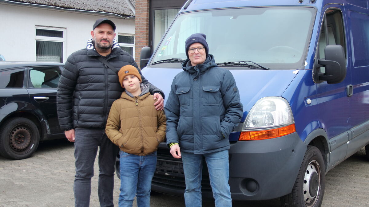 Von Nordleda in die Ukraine: Dmytro Kostyrko (l., hier mit mit seinem Sohn Christian und dem Cuxhavener Marco Weber) wird diesen Renault Master in die Donezk-Region überführen. Vor Ort wird ein Transporter dringend gebraucht, um unweit der Frontlinie ausharrende Bewohner mitdem Allernötigsten - Lebensmittel und Hygieneartikel - zu versorgen. Foto: Koppe