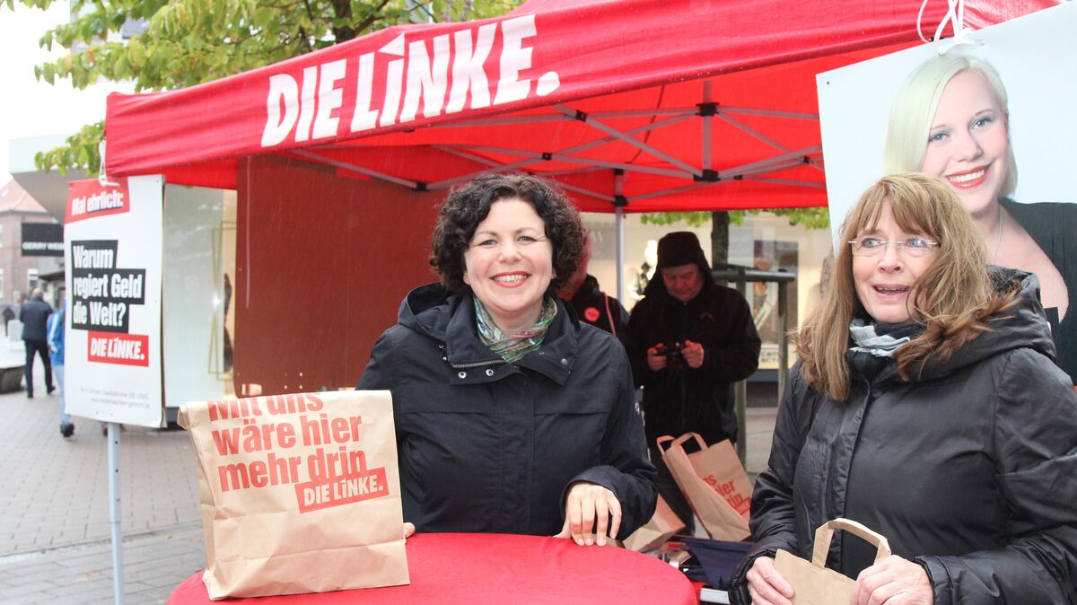 Amira Mohamed Ali (l.) am Stand der lokalen Linken am Sonnabend in der Cuxhavener Fußgängerzone. Sie unterstützte damit unter anderem Cornelia Buttler (r.) im Straßenwahlkampf. Foto: Reese-Winne