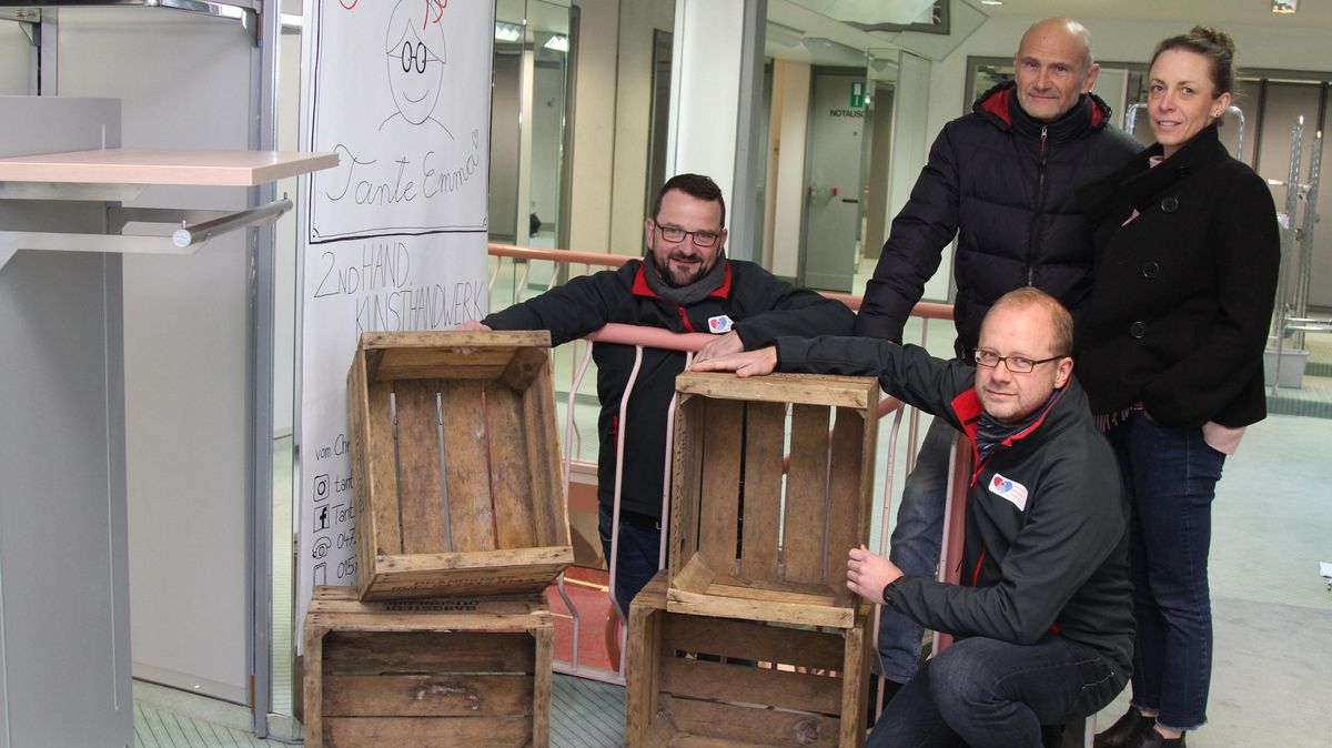 Einmündung Deichstraße/Alter Deichweg, hier im Mai 1957, als hier noch Zigarren und keine Kleidung verkauft wurden. Foto: Anton Siegl