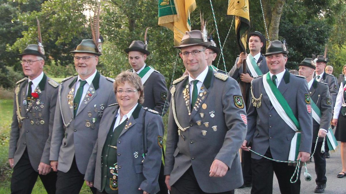 Sie führten auch in diesem Jahr den Umzug des Schützenvereins Schüttdamm-Isensee an ( vorne von links): Ehrenvorsitzender Heinz Oellrich, Ostens Bürgermeister Carsten Hubert, die stellvertretende Vorsitzende Silke Mahler und der Vereinsvorsitzende Björn Zühlke.Foto: Grewe