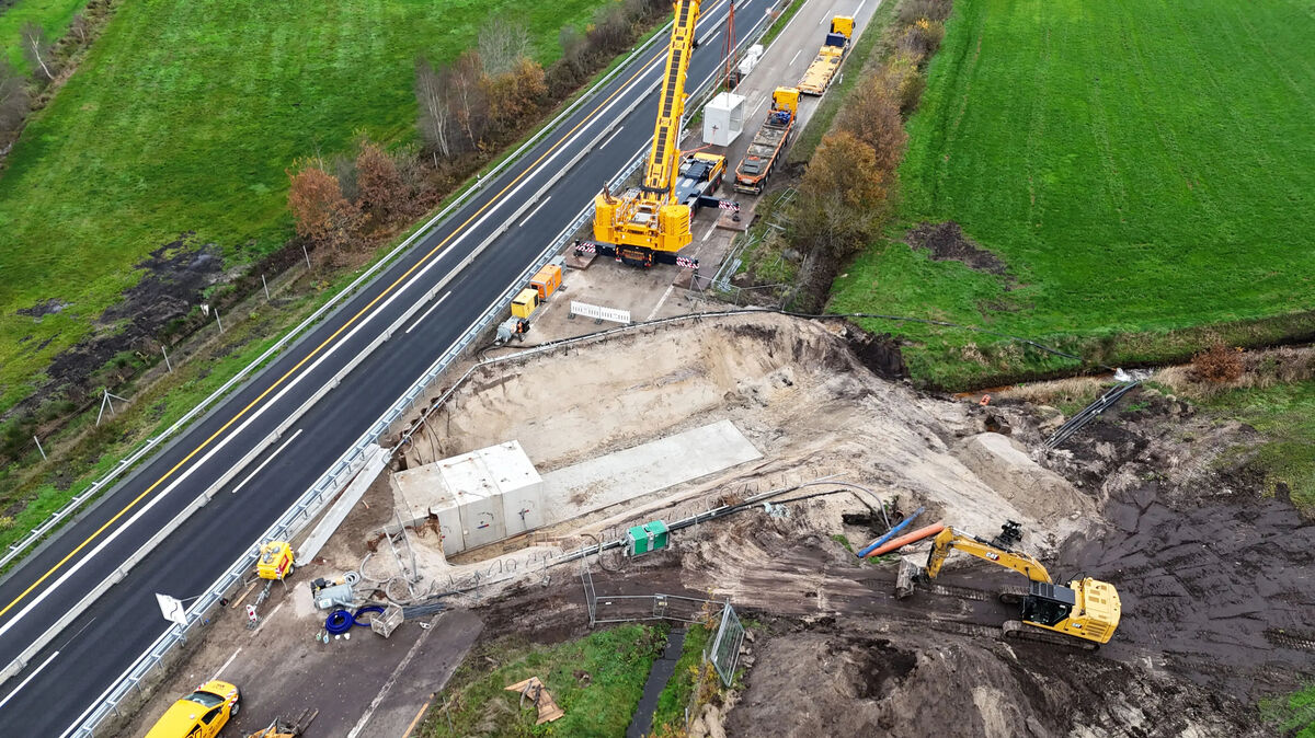 Am Donnerstag wurden die neun Stahlbetonteile für den östlichen Teil des Durchlasses per Tieflader angeliefert und mit Hilfe eines Autokrans eingebaut. Foto: Die Autobahn GmbH des Bundes