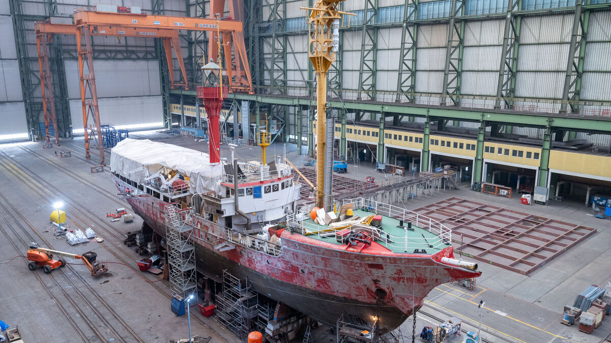Das historische Feuerschiff „Bürgermeister O'Swald“ / Elbe 1 liegt in der Werfthalle. Das Feuerschiff wird von der Firma Strela Shiprepair renoviert. Foto: picture alliance/dpa/Stefan Sauer