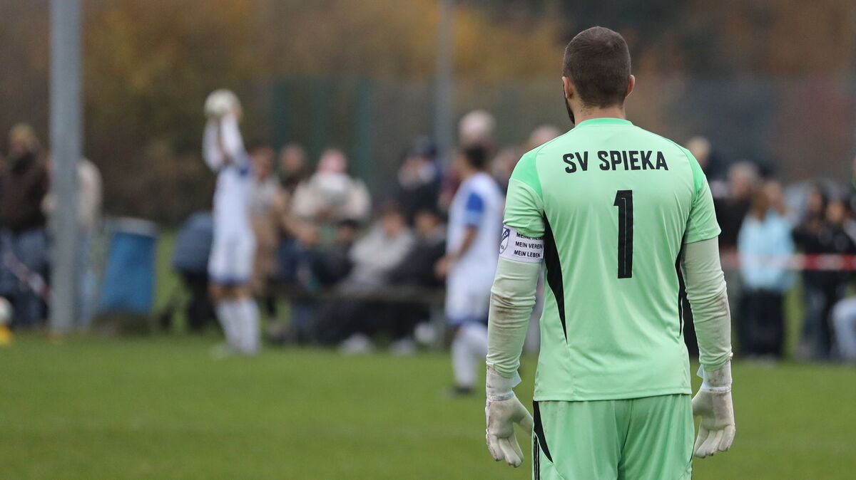 Der SV Spieka sorgt für Aufsehen: Vom Abstiegskandidaten in der 2. Kreisklasse steht die Mannschaft nur ein Jahr später als heißer Favorit auf den Kreisliga-Aufstieg an der Spitze der 1. Kreisklasse. Einer der Erfolgsgaranten ist Torhüter Mitja Bieren. Foto: Unruh