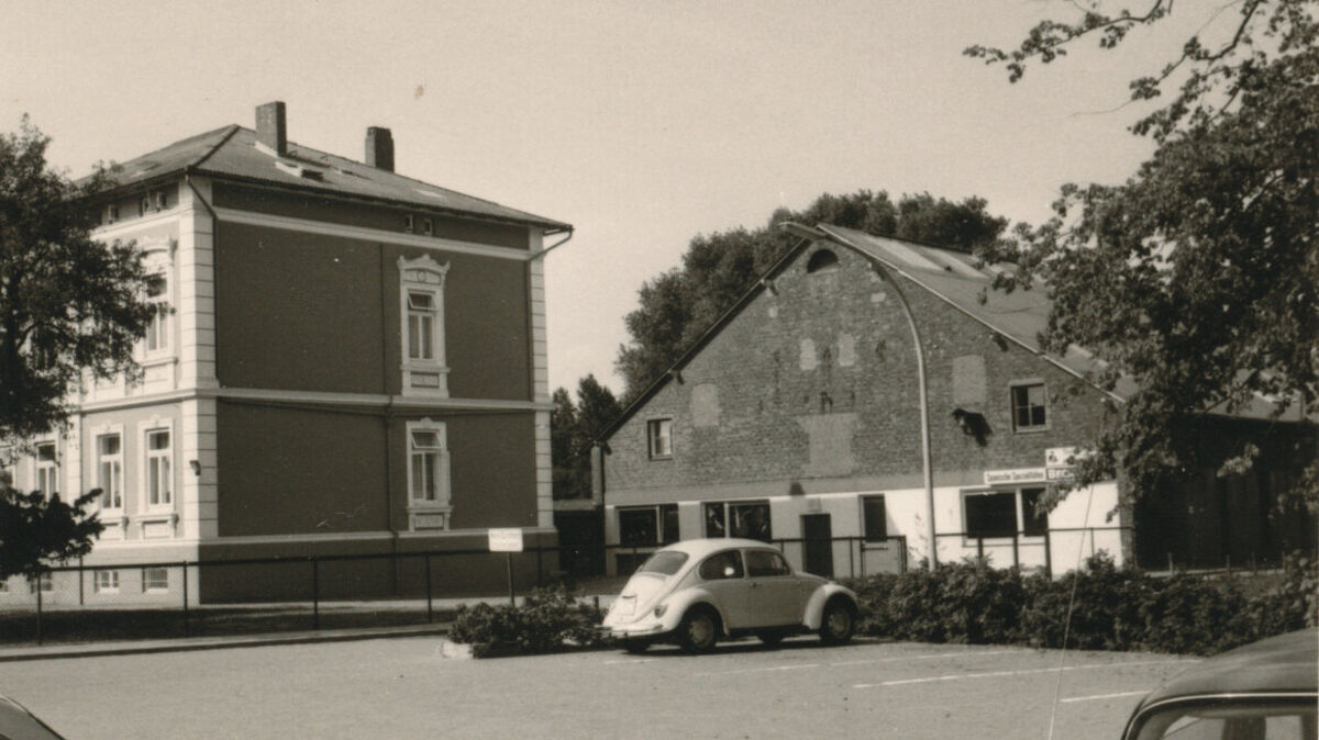 Im Schwesternhaus (l.) befand sich bis vor 40 Jahren auch die Kita. Rechts die Scheune, in der das Spanische Zentrum und die Kapelle St. Willehad eingerichtet wurden. Foto: CNV-Archiv