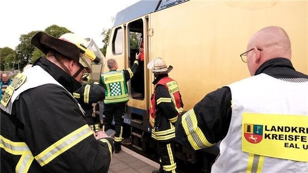 Rauch steigt plötzlich aus dem Zug nach Cuxhaven - Bahnstrecke zeitweise gesperrt