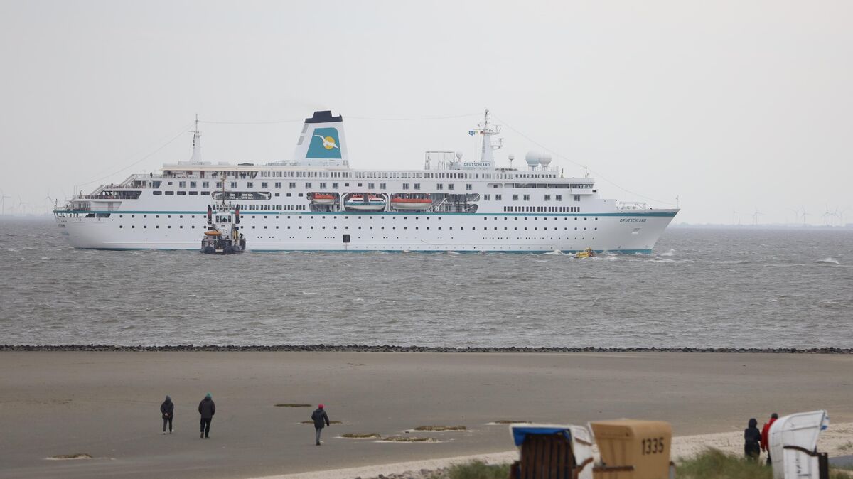 Die "Deutschland" auf dem Weg nach Cuxhaven. Foto: Larschow
