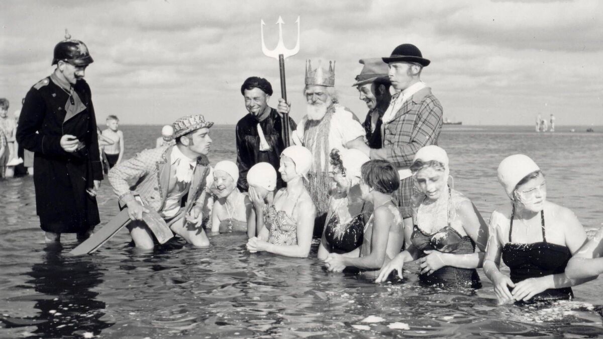 Neptuntaufe anno 1955: Schon damals gehörten Barbier, Schaumschläger und Co. zum festen Gefolge des Meeresgottes Neptun. Foto: Stadtarchiv Cuxhaven