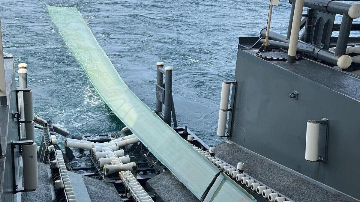 Ein 20 Meter langes Rotorblatt wird über die Heckwanne an Bord eines Schiffes der Bundespolizei  gezogen. In einem Offshore-Windpark rund 90 Kilometer nordwestlich der Nordseeinsel Borkum war ein Flügel eines Windrads abgebrochen und hatte die Schifffahrt vorübergehend gefährdet. Foto: dpa/Bundespolizeiinspektion See Cuxhaven