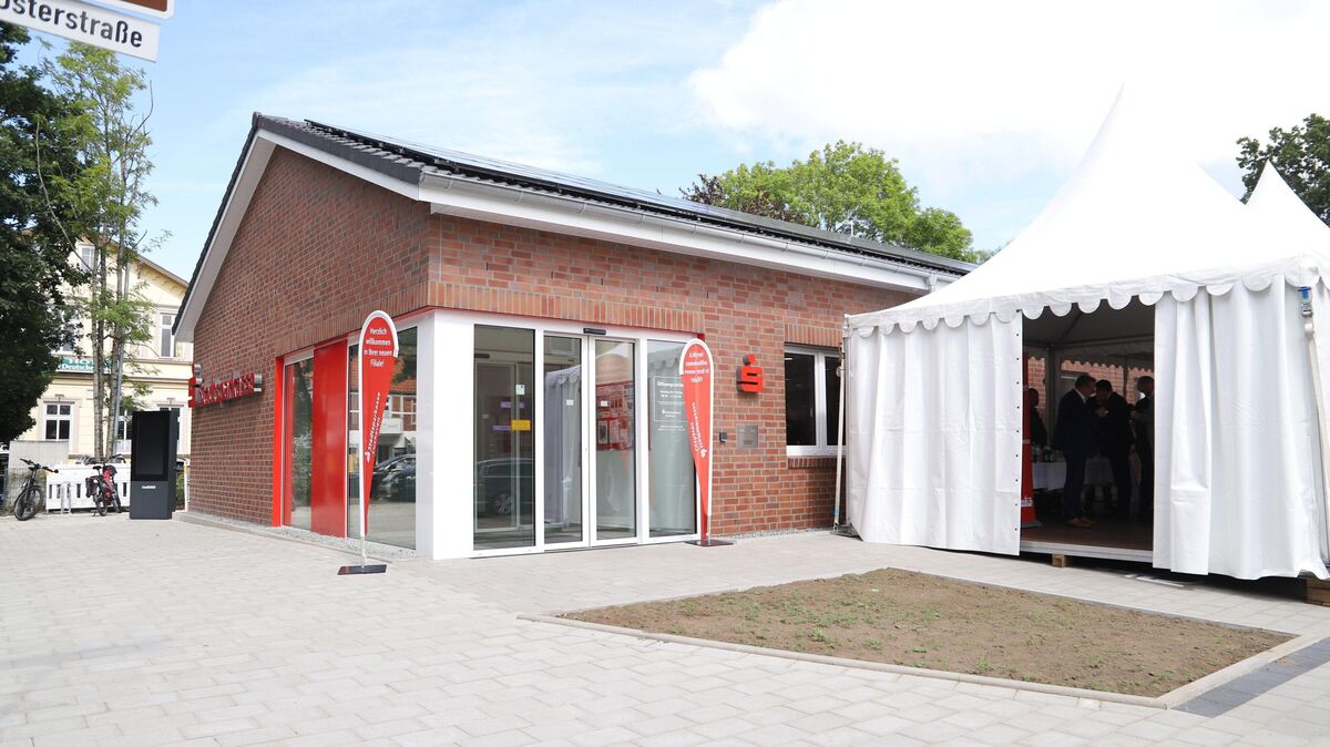 Neue Stadtsparkasse in Altenbruch eröffnet: Modernes Design trifft Nachhaltigkeit mit Photovoltaikanlage und Wärmepumpe – ein Meilenstein für den Ortskern. Foto: Larschow