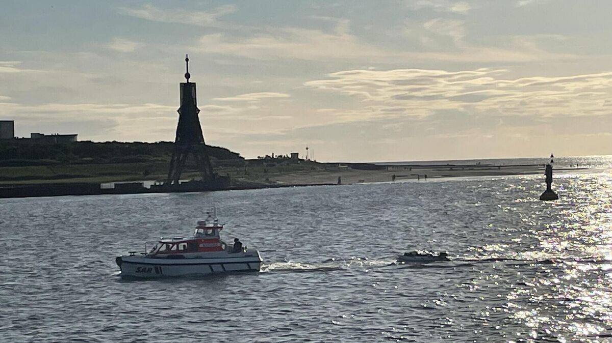 Rettung auf See: Die „Anneliese Kramer“ bringt fünf Gerettete, darunter drei Kinder, sicher an Land, nachdem ihr Motorboot vor Cuxhaven in Seenot geraten war. Foto: Die Seenotretter – DGzRS