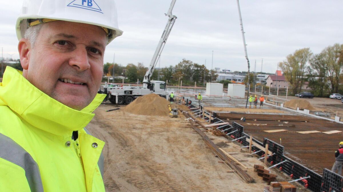 Frank Berghorn hat das Millionenprojekt von Anfang an geplant. Jetzt kontrolliert er regelmäßig den Fortschritt auf der Baustelle an der Neufelder Straße. Foto: Sassen