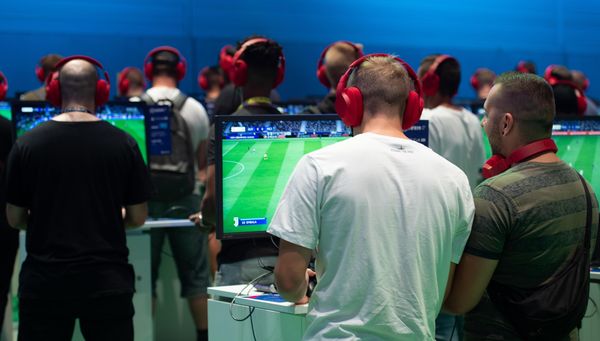 Männer-Domäne? So beliebt ist E-Football bei Frauen