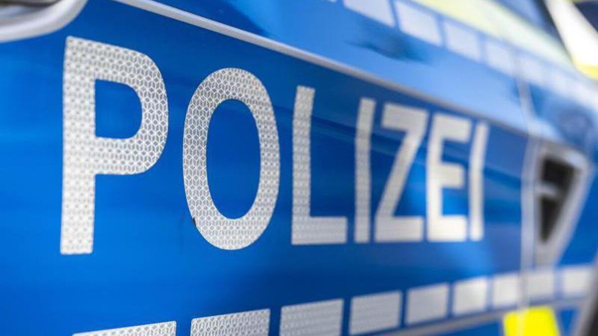 Die Polizei sucht Zeugen des Vorfalls. Symbolfoto: David Inderlied/dpa