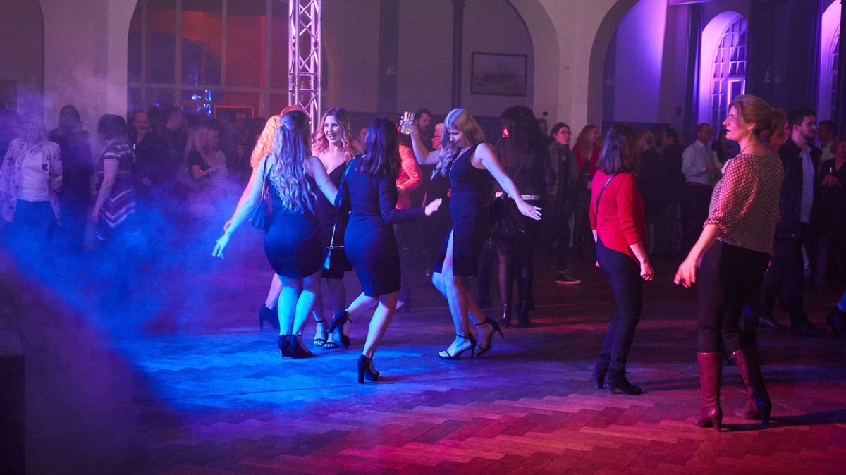 Direkt aufs Tanz-Parkett ging es für zahlreiche Cuxhavener in den Hapag-Hallen am ersten Weihnachtsfeiertag. Die eine oder andere flotte Sohle war zu beobachten. Foto: Koppe