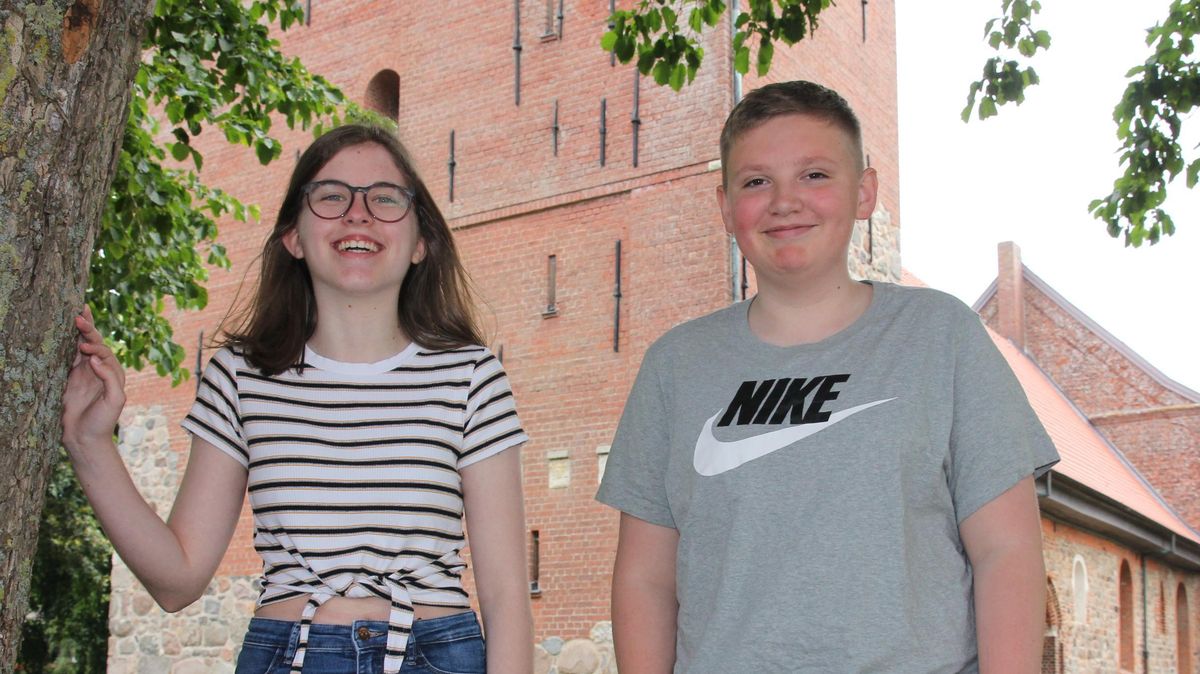Luisa Kutschan (14) und Leon Janssen (13) und drei weitere Jugendliche werden kommenden Sonntag in der Altenbrucher Kirche konfirmiert. Die Lockerungen machen sogar eine anschließende Familienfeier möglich. Foto: Sassen