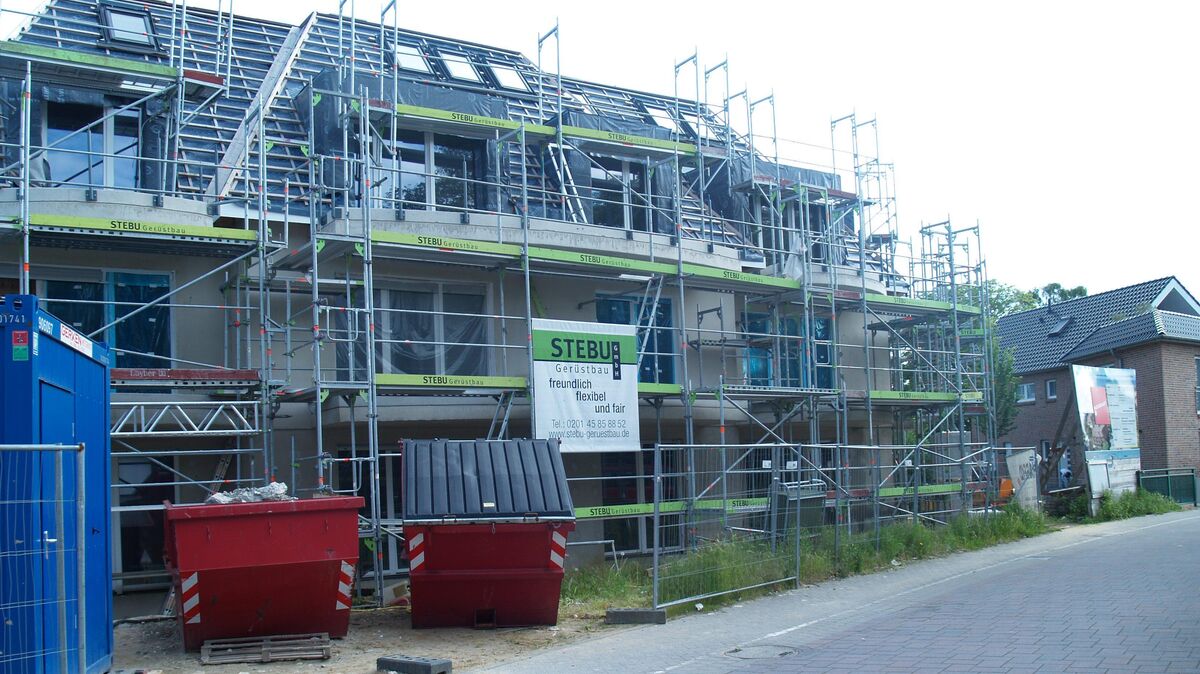 Die Baustelle "Nordsee Gaarden" in Döse wird und wird nicht fertig - zuletzt hatten die Dachdecker ihr Material wieder abgeholt. Der Bauherr beteuert hingegen, am Fertigstellungstermin festhalten zu wollen. Foto: Bohlmann-Drammeh