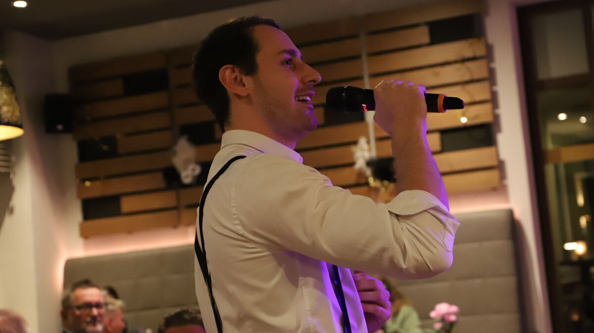 Musical-Darsteller Patric Dull bei seinem Premieren-Auftritt im „Unikat“. Der Musical-Sänger kam beim Publikum sehr gut an. Foto: Witthohn