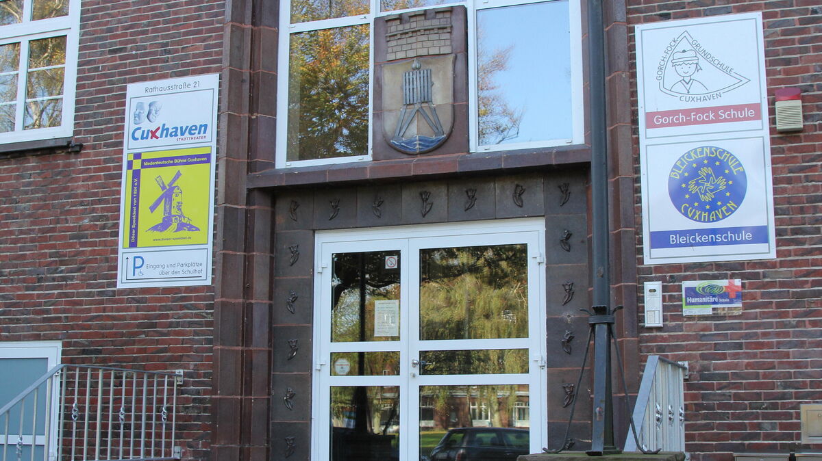 Ein neuer Name wird auf jeden Fall ab Sommer am Gebäude in der Rathausstraße prangen. Wenn es nach der jetzigen Schule geht, darf sich der Wandel auch im Namen zeigen. "Oberschule Cuxhaven" wäre der Favorit. Foto: Reese-Winne
