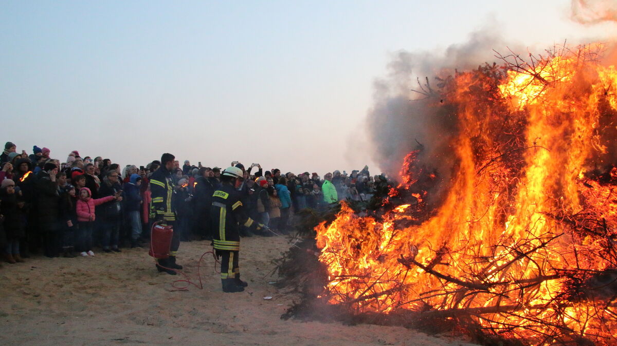 Die Döser nehmen Bezug auf das Osterfeuer beim Strandhaus. Foto: Potschka