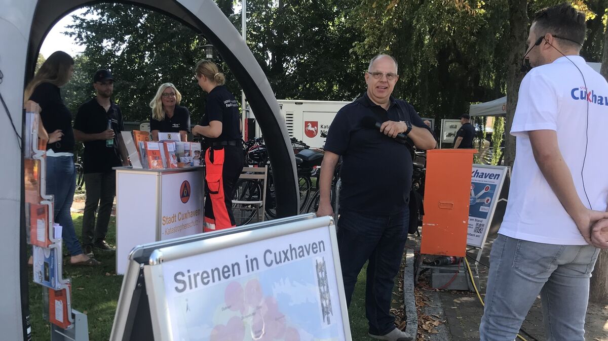 Öffentlichkeitsarbeit der Stadt mit Gerd Klemusch und Marcel Kolbenstetter beim Katastrophenschutztag 2023: Als nächstes werden die Fachkräfte beim Neujahrsempfang in der Kugelbake-Halle informieren. Foto: Reese-Winne