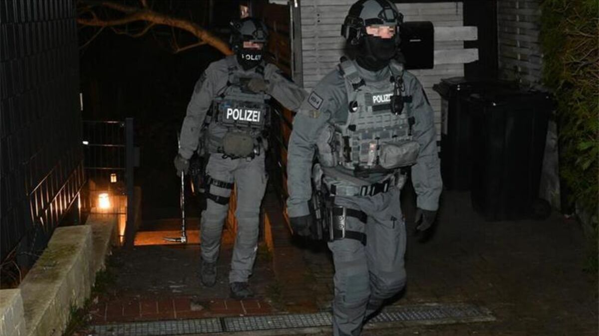Razzia: Die Beweissicherungs- und Festnahmeeinheit plus (BFE+) der Bundespolizei hat ein Haus in Bergstraße in Stade gestürmt. Foto: Vasel