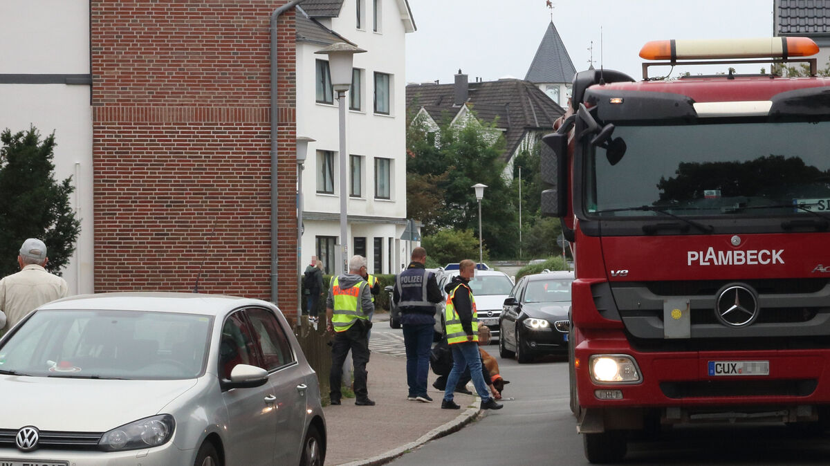 Mit einem Diensthund suchen Beamte am Morgen nach dem Messerangriff den Umkreis des Tatortes ab. Foto: Koppe