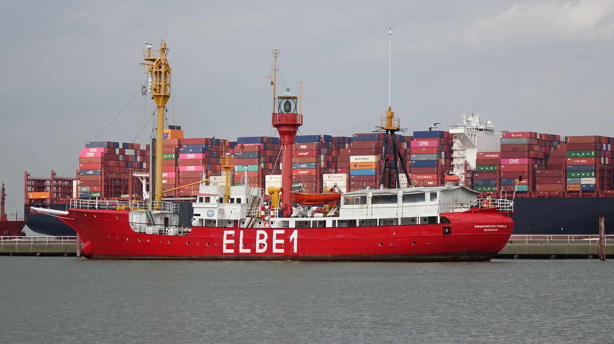 Das Feuerschiff "Elbe 1" kehrt nach der Generalüberholung am Ostersonntag nach Cuxhaven zurück. Foto: Larschow