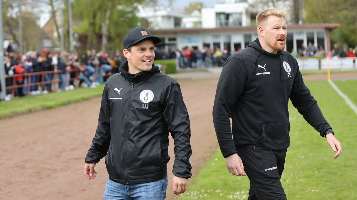 An der Seite von Lars Uder (l.), der im Winter zum SV Werder Bremen wechselte, war Philipp Schlüter bereits in der erfolgreichen Hinrunde der aktuellen Landesligasaison als Co-Trainer für Rot-Weiss Cuxhaven im Einsatz. Foto: Unruh