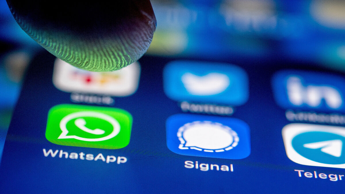 Ein Klick zu viel – Wie Messenger-Gruppen zum juristischen Risiko werden können. Foto: Zacharie Scheurer/dpa
