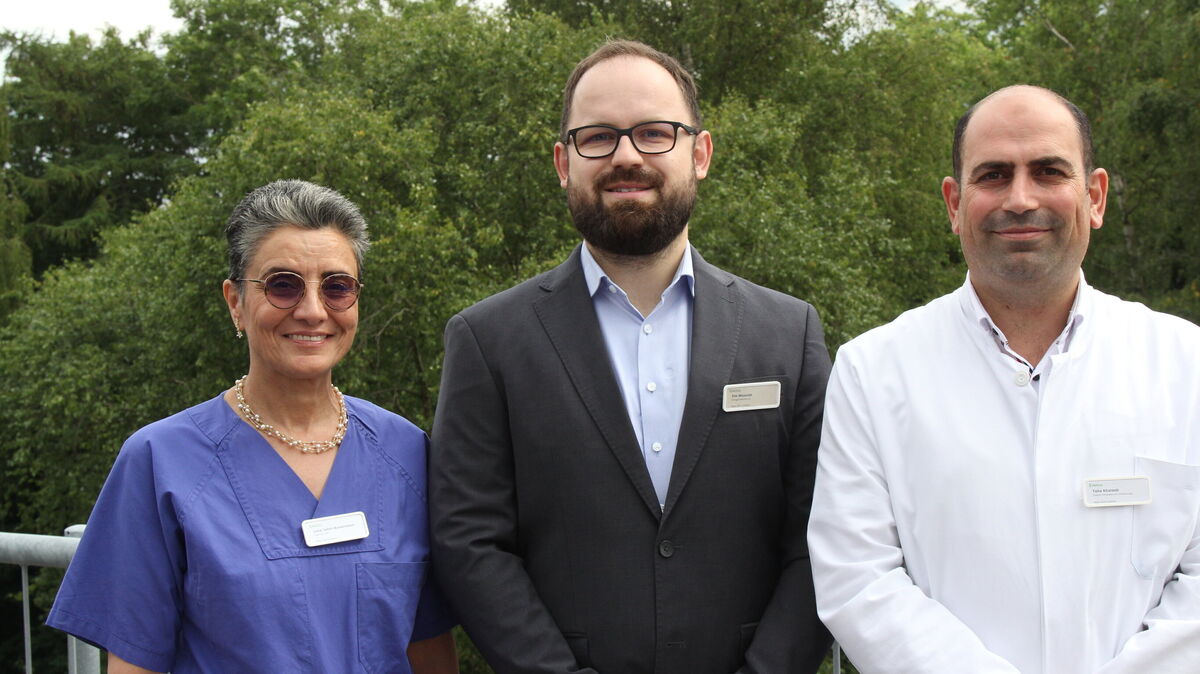 Chefärztin Lima Jafari-Konermann, Krankenhausgeschäftsführer Tim Wozniak und Chefarzt Dr. Taha Khateeb bei der ersten Vorstellungsrunde: Beide Neuzugänge bringen umfassende Vorerfahrungen und Zusatzqualifikationen mit. Foto: Reese-Winne