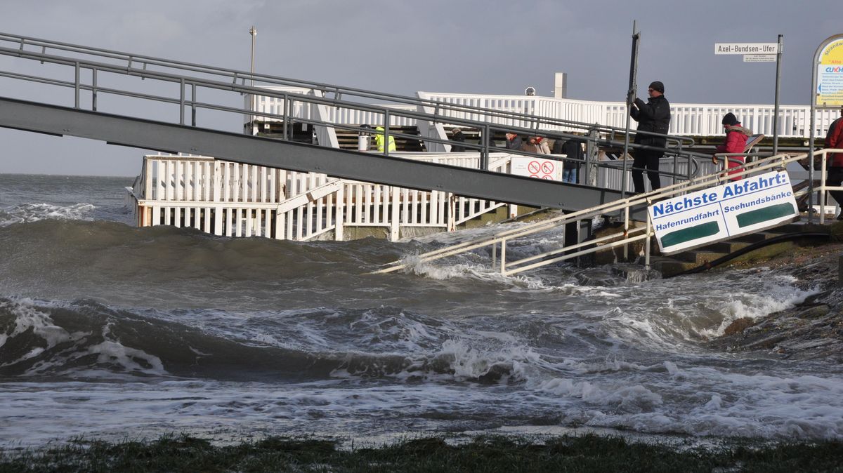 An der Alten Liebe schwappte die Elbe über und flutete das Deichvorland. Foto: Kramp